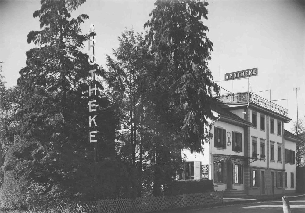 Ehemalige Apotheke Gretler mit altem Baumbestand (Foto Archiv Ortsgeschichte Wetzikon, um 1933) (1/1)