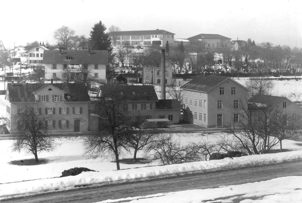 Blick auf die Weberei AG Wetzikon. Im Hintergrund der alte Friedhof und das Schulhaus Guldisloo (Foto Archiv Ortsgeschichte Wetzikon, um 1940) (1/1)