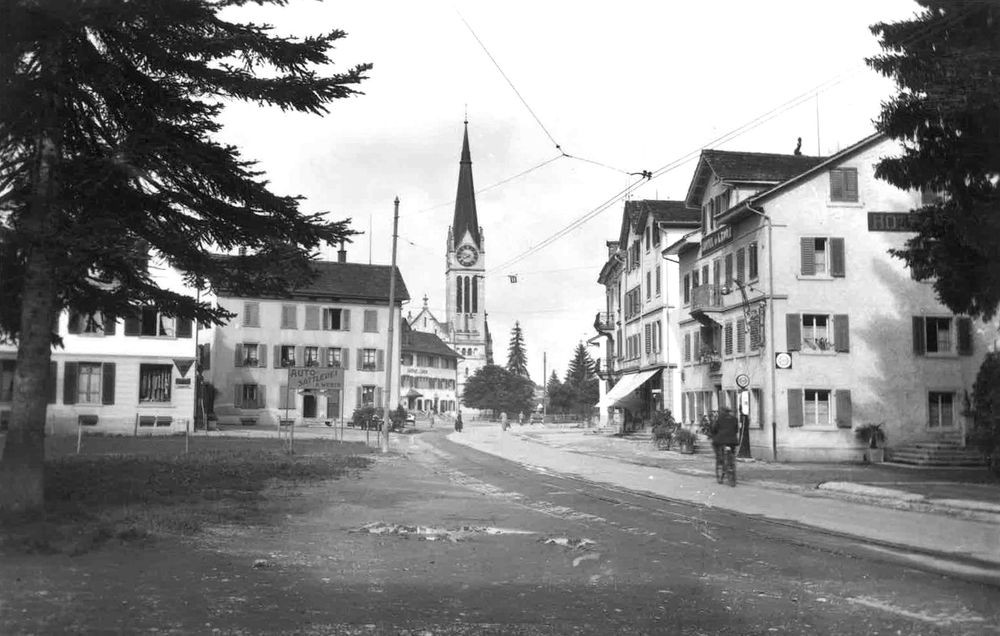 Bahnhofstrasse mit Geleisen und Tanks&auml;ule beim Hotel Krone (Foto Archiv Ortsgeschichte Wetzikon, um 1935) (1/1)